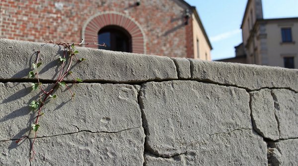 Fissures sur un mur en pierre : causes et solutions à connaître
